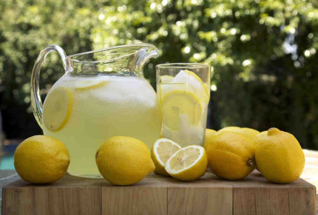 Boire l&rsquo;eau citronnée est un excellent remède pour ces 13 problèmes de santé
