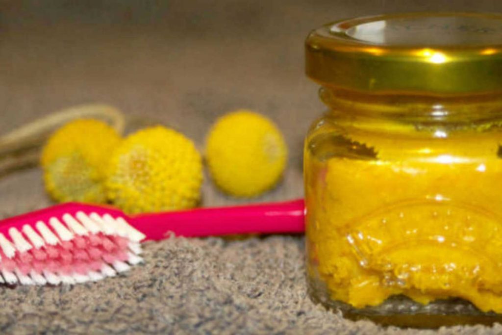 Voici la recette du dentifrice à l&rsquo;huile de coco et au curcuma pour avoir des dents saines et blanches
