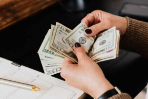 50 affirmations positives pour attirer l’argent par la pensée