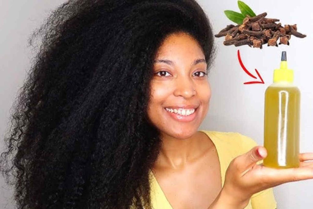 Voici comment préparer l&rsquo;eau de clou de girofle pour la pousse des cheveux