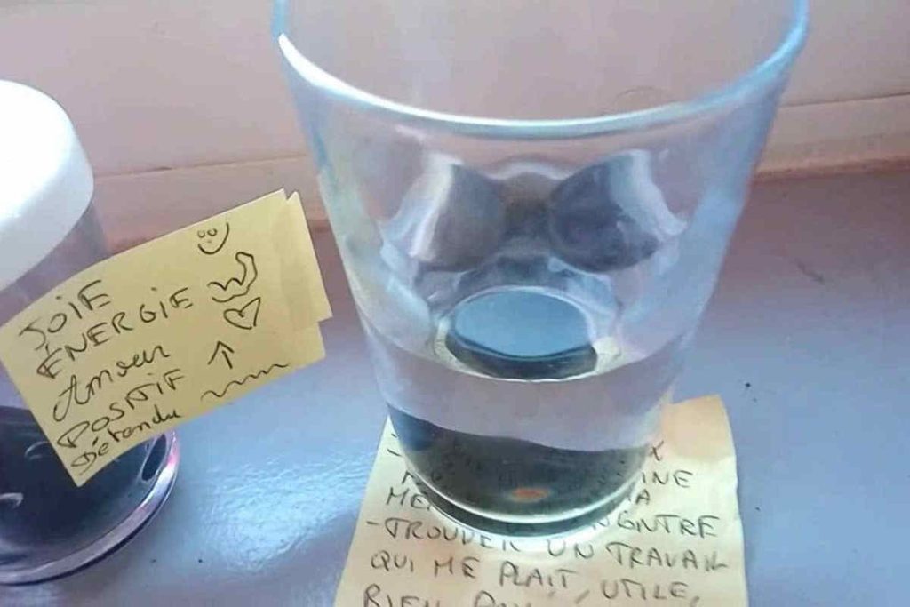 Rituel du verre d’eau pour débloquer une Situation : Une méthode puissante et simple